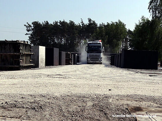 Szamba betonowe Michałowo - załadunek zbiornika na transport